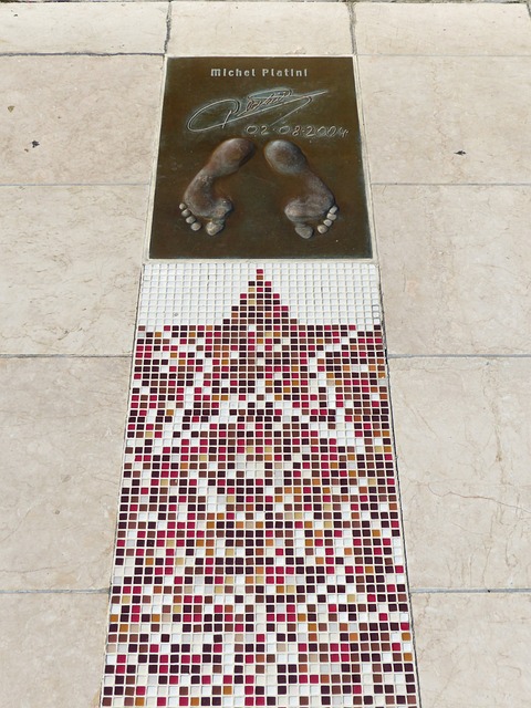 背后不仅有 背后不仅有